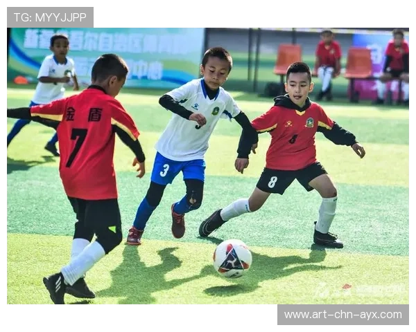 球员受邀参加青少年足球讲座分享成长经历